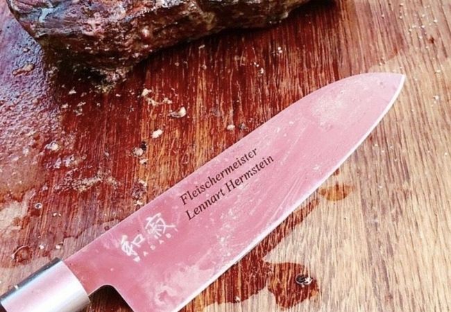 Steak und ein Messer auf Holz - Fleischerei Münch
